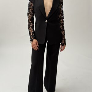 The power of lace - Suit with decorative blazer sleeves